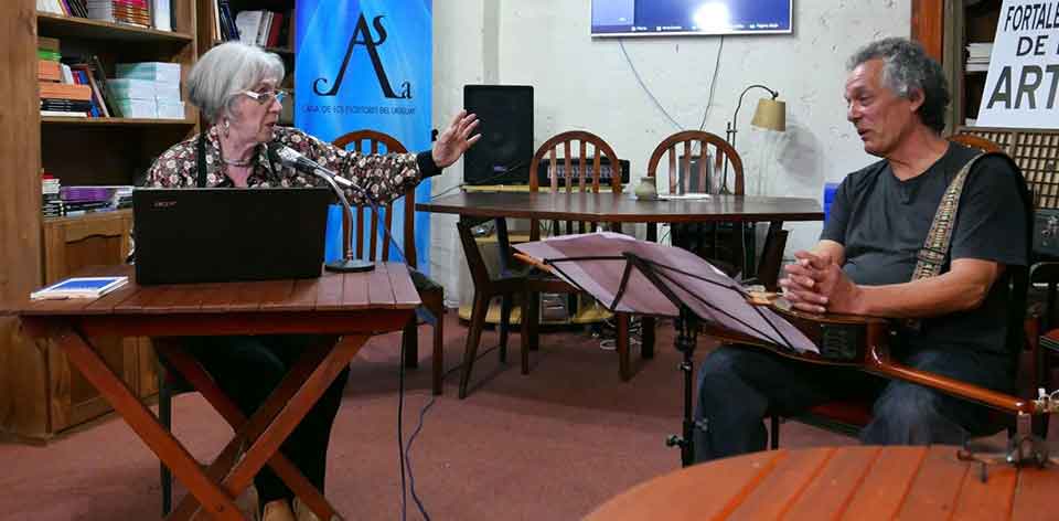 Tatiana Oroño and the musician Daniel Petruchelli, who set her poem “Elogio del camino” to music, taken at a performance at the Casa de los escritores (House of Writers) in Montevideo