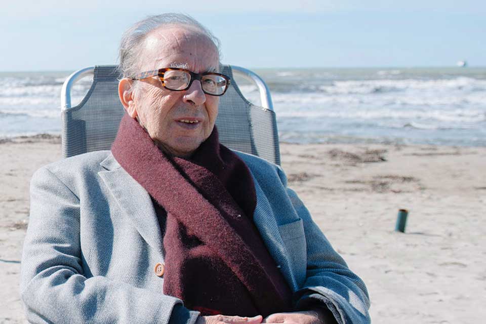 Ismail Kadare, maxing and relaxing by the seaside