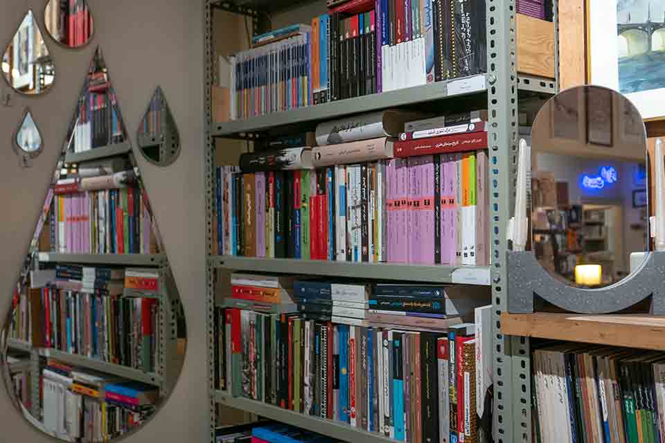 The interior of a bookstore. Mirrors shaped like water drops are on the wall.
