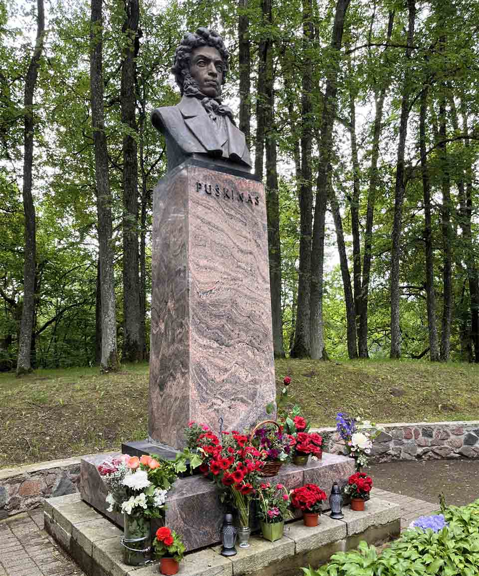 A bust of Pushkin atop a monument at his graveside