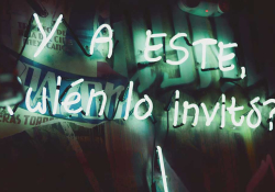 A neon sign glows in the shadows of night. The text reads 'Y A Este wién lo invito"